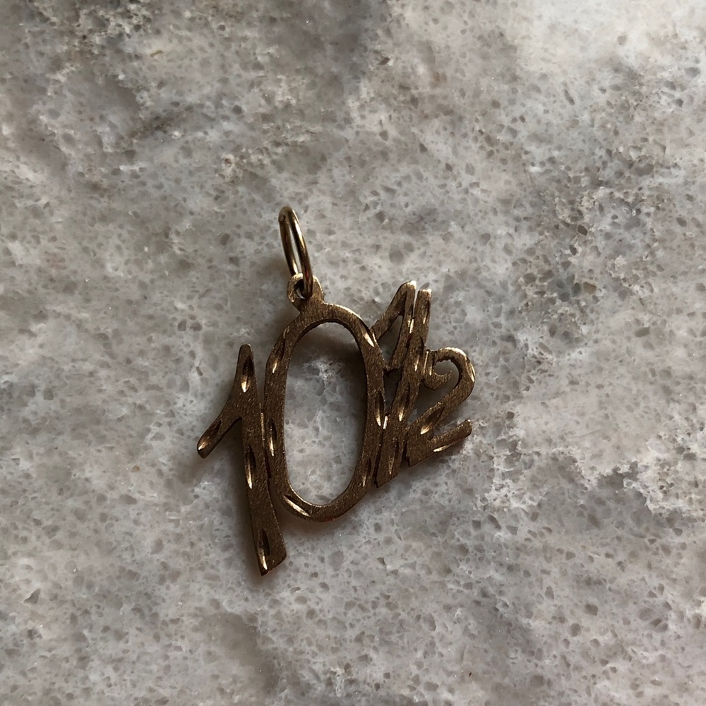 Gold '10 1/2 Script Number Pendant Charm